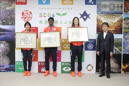 東京2020オリンピックで銀メダルを獲得した女子バスケットボール選手にスポーツ栄誉賞を贈呈