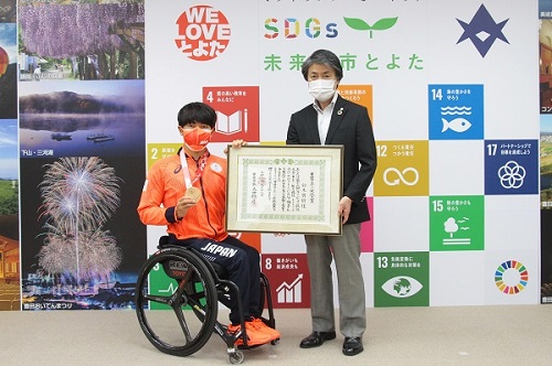 鈴木朋樹選手に「豊田市スポーツ栄誉賞」を贈呈