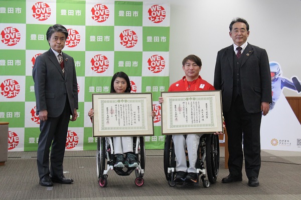 写真：市長からスポーツ栄誉賞の賞状を受け取った村岡選手と森井選手