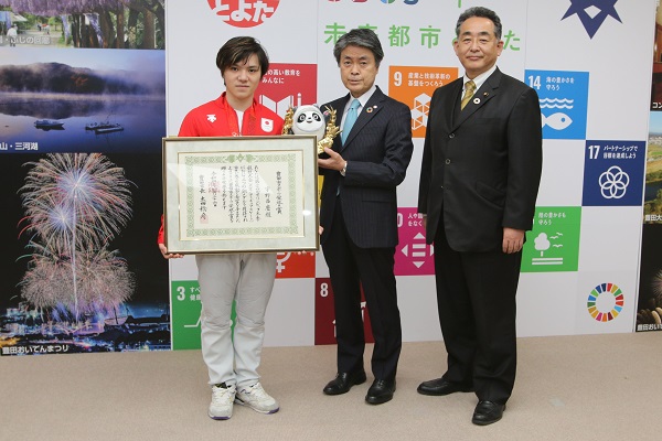 写真：市長からスポーツ栄誉賞の賞状を受け取った宇野選手