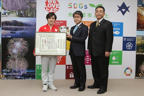 北京2022オリンピック競技大会で銅メダルを獲得した宇野昌磨選手に「豊田市スポーツ栄誉賞」を贈呈しました　4月26日（火曜日）