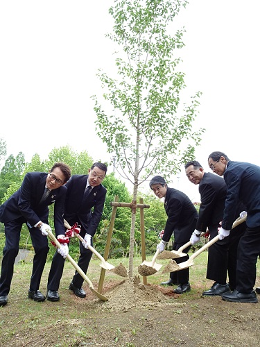 ロータリークラブが西山公園に桜の苗木を寄贈　令和4年4月29日（金曜日）