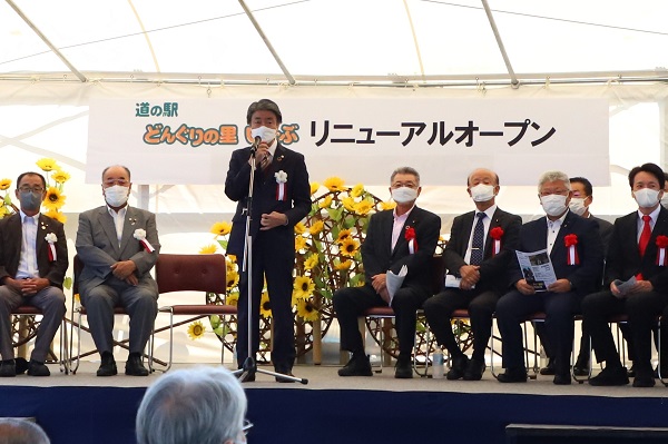 写真説明：記念式典であいさつをする太田市長