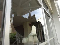 割られた窓ガラス