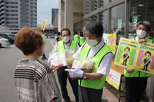 夏の交通安全市民運動「とまってくれて（トマトくれて）ありがとう運動啓発」　7月20日