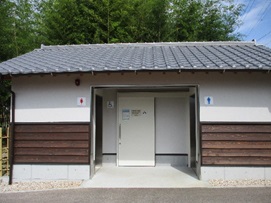 民芸の森　駐車場口の多目的トイレの入り口