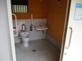民芸の森　駐車場口の多目的トイレの内部
