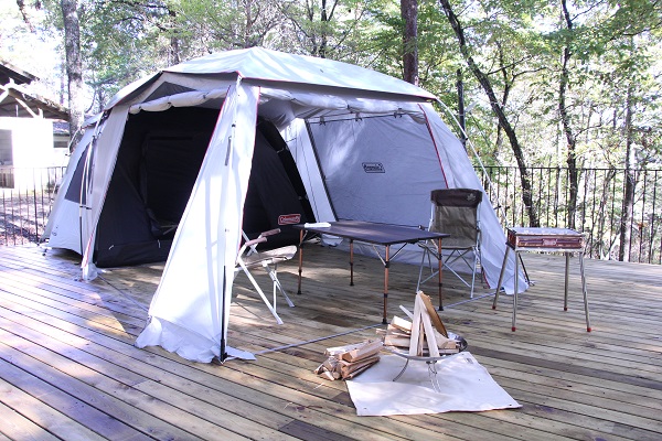 写真：新設されたキャンプデッキとレンタル可能なキャンプ用品