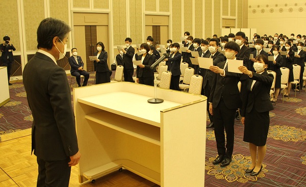 写真：新規採用職員を代表して宣誓する職員ら