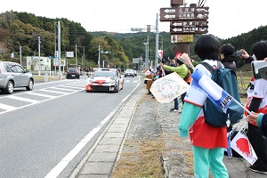 移動区間（リエゾン） 　ラリーカーと観戦者