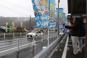 移動区間（リエゾン） 　雨の公道