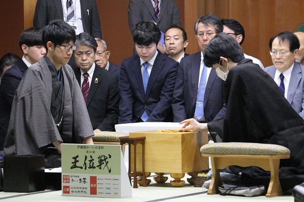 写真：対局開始を待つ両棋士と立会人