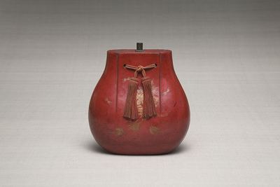朱漆沈金宝袋形酒瓶　琉球王朝時代（18-19世紀）　日本民藝館蔵