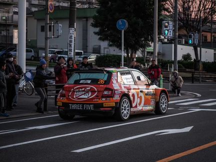 ラリーカーを撮影する沿道の観客