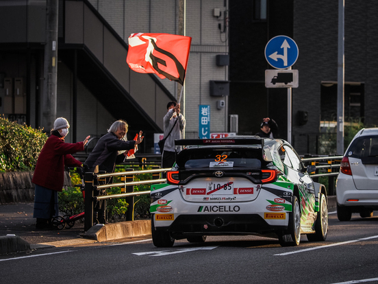 沿道からラリーカーに手を振る観客