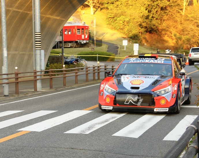 鞍ヶ池公園を走るラリーカー