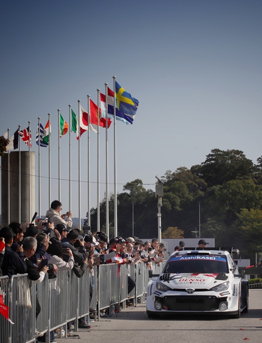 豊田スタジアムとラリーカー