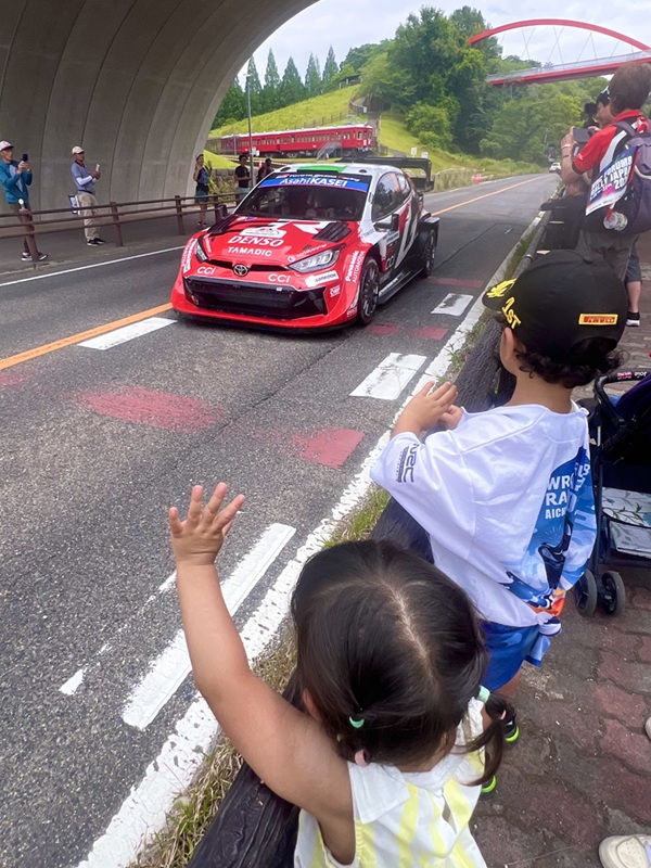 ラリーカーに手を振る子どもたち