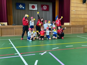 写真：ソフトボール競技を取入れたリズム運動