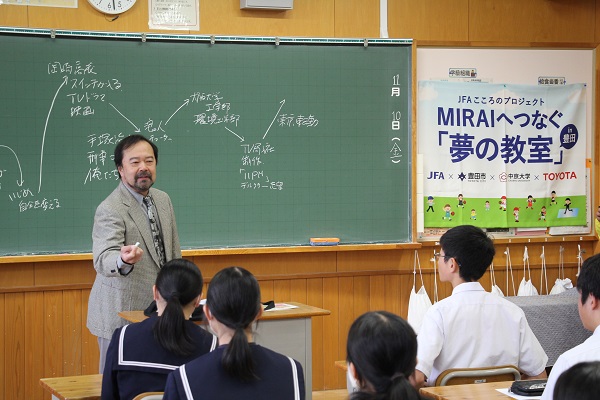 写真：生徒に夢を持つことの大切さを伝える諏訪さん