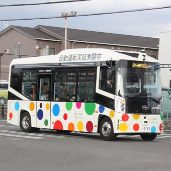 写真：中心市街地を走行する自動運転バス