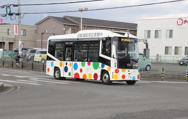 写真：中心市街地を走行する自動運転バス