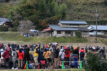 田んぼ道からの観戦