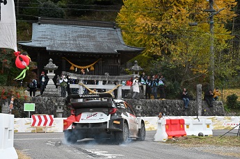 神社前のカーブ