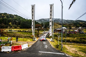 神社前の道路