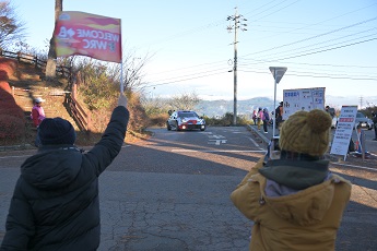 ラリーカーに手を振る観客