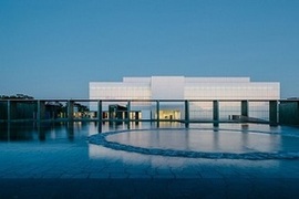 美術館　外観と大きな池