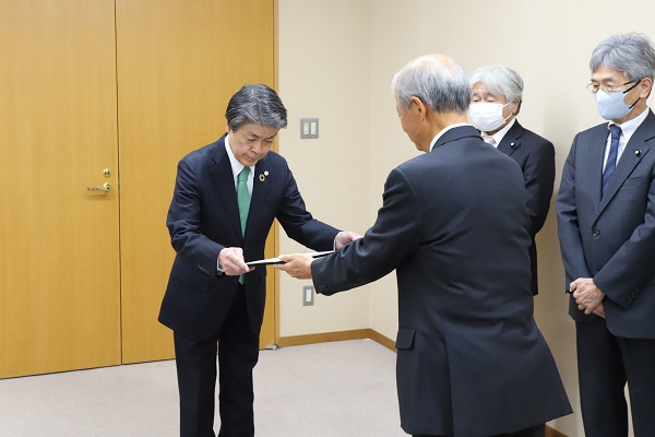 写真：選挙管理委員会委員長から当選証書を受け取る太田氏