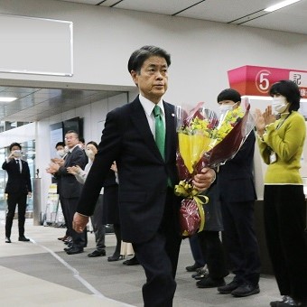 写真：職員に拍手で迎えられる太田市長