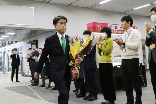 写真：職員に拍手で迎えられる太田市長