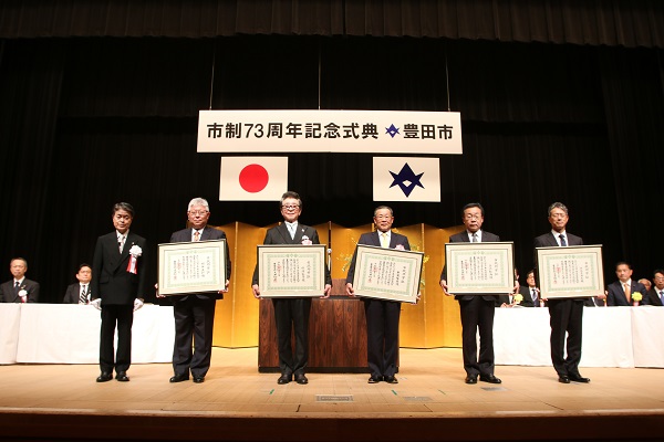 写真：市政功労証を受け取った5人（左から：樹神氏、杉浦氏、都築氏、三江氏、作元氏）