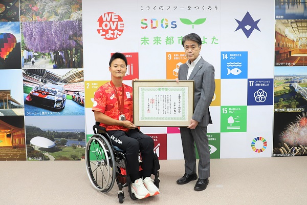 写真：記念撮影を行う三木選手