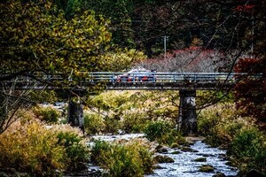 山道を走行するラリーカー2