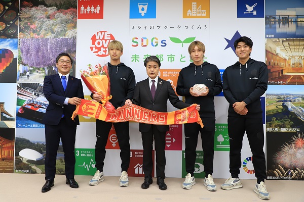 写真：記念撮影を行うグランパス選手らと市長