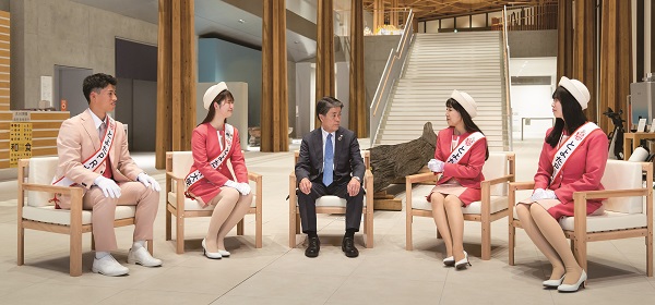 対談中の市長とPR大使
