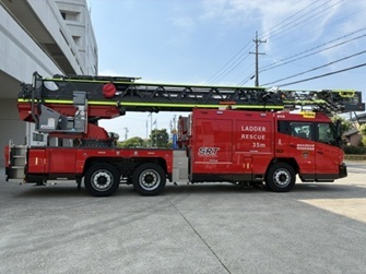 写真:35m級はしご自動車 横