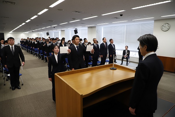 写真：新規採用職員を代表して宣誓