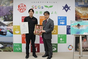 写真：認定証を手に記念撮影する市長と南井選手