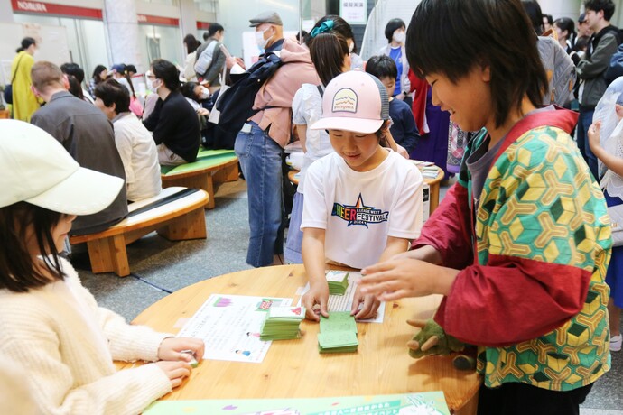 かるた遊びをする子ども達