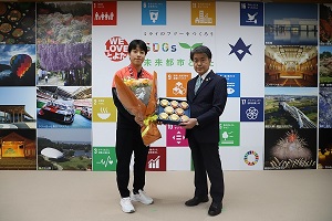 写真：篠塚選手と豊田市長