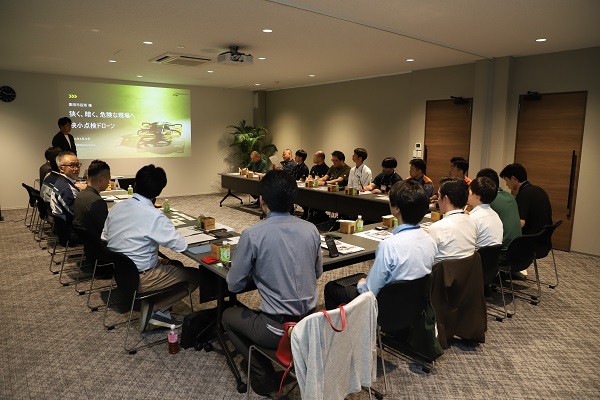 写真：座談会の様子