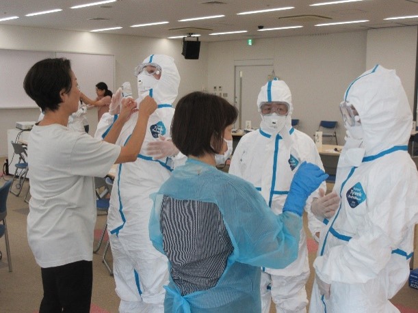 昨年度の個人防護具着脱訓練の様子