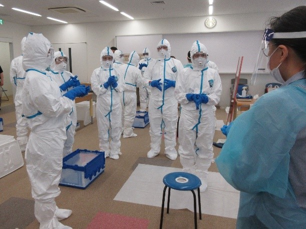 昨年度の個人防護具着脱訓練の様子2