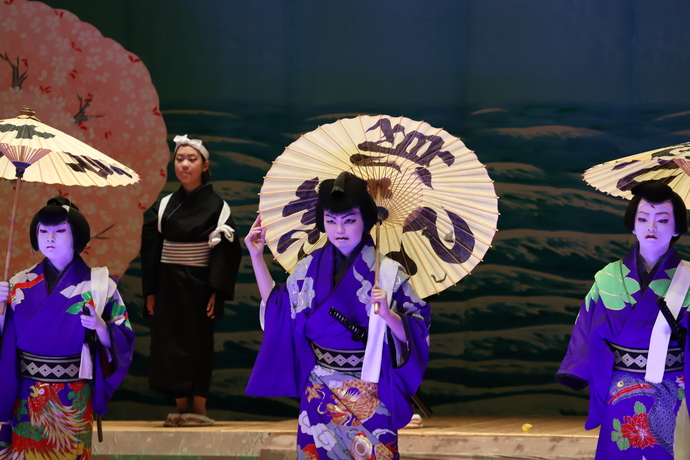 子ども歌舞伎による演目「白浪五人男　稲瀬川勢揃いの場」の様子