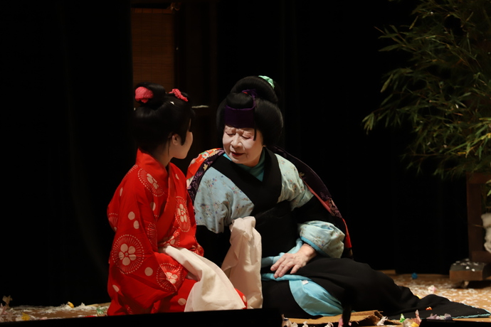 小原歌舞伎保存会による演目「奥州安達ケ原　三段目　袖萩祭文の場」の様子