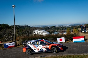 鞍ケ池公園を走行するラリーカー01
